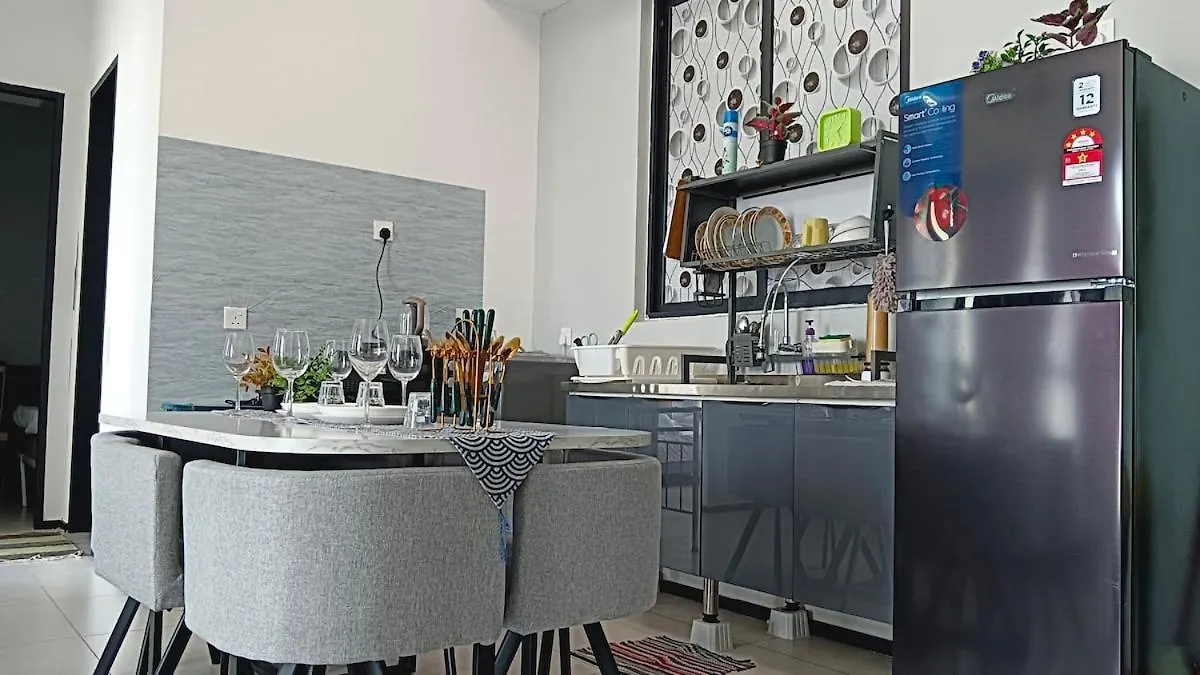 Familystay Home 3Br-10Pax Urban Suites 조지타운 0*,  말레이시아